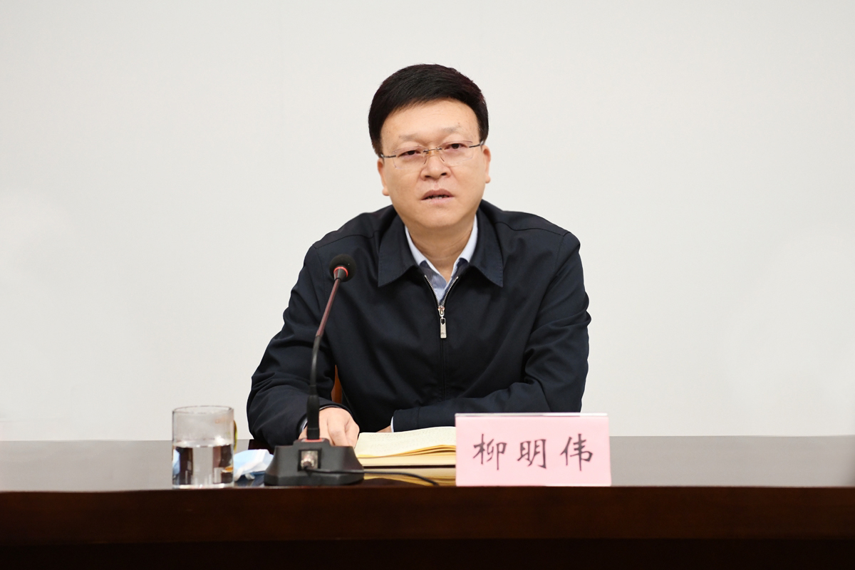 最后,柳明伟对近期工作进行了安排部署,要求全校上下迅速掀起学习省